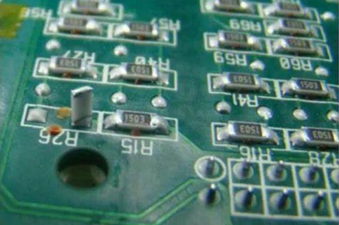 PCB焊接中的立碑問題：成因分析與工藝優化